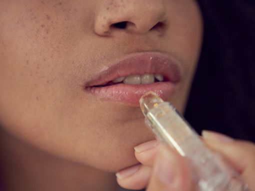 Facial für die Lippen: Eine pflegende Lippenmaske kann bei trockenen und rissigen Lippen Wunder bewirken. Foto: Olena Yakobchuk/Shutterstock