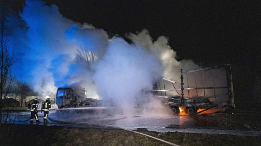 Der Lkw-Fahrer bemerkte Rauch aus seiner Zugmaschine. Foto: 7aktuell.de/Simon Adomat
