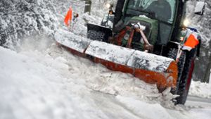 Ein Traktor befreit die Straße eines Wohngebietes vom Schnee in Kaufbeuren, Bayern. Foto: dpa