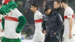 Hängende Köpfe: VfB-Cheftrainer Bruno Labbadia (Mi.) empfiehlt nach der 0:2-Pleite gegen Werder Bremen, die Ruhe zu bewahren. Eine der wenigen guten VfB-Chancen: VfB-Profi Chris Führich scheitert an Foto: Pressefoto Baumann