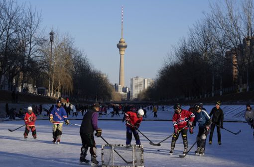Hobby-Eishockey in Peking: Die chinesischen Behörden ermutigen die Bevölkerung zum Wintersport. Foto: dpa/Ng Han Guan
