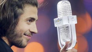 Der Sieger des 62. Eurovision Song Contest (ESC), Salvador Sobral aus Portugal freut sich mit der Siegertrophäe. Foto: AP