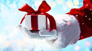Wer ein ordentliches Weihnachtsgeld bekommt, kann  schöne Geschenke kaufen. Foto: Pasko Maksim - stock.adobe.com