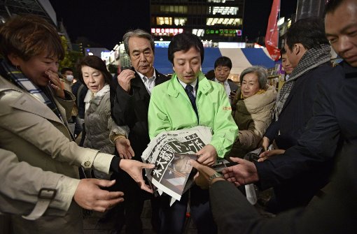 Sehr begehrt in Tokio: Sonderausgabe zum Ausgang der US-Wahl Foto: EPA