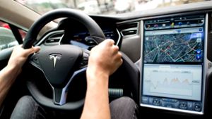 Ein Mann sitzt in einem Tesla Model S am Lenkrad: Elon Musk sagt, er sei mit seinen Versprechen zu selbstfahrenden Autos oft zu optimistisch gewesen. Foto: Sven Hoppe/dpa