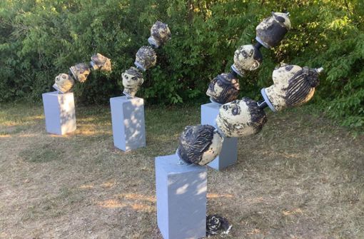 Zerstörte Kopfstelen auf dem Skulpturenpfad am Korber Kopf Foto: Kai Koesling (Gemeinde Korb