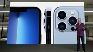 Apple-Marketingchef Greg Joswiak präsentiert am Dienstag, den 14. September, in einer aufgezeichneten Online-Übertragung das neue iPhone 13 Pro. Foto: AFP/NICHOLAS KAMM