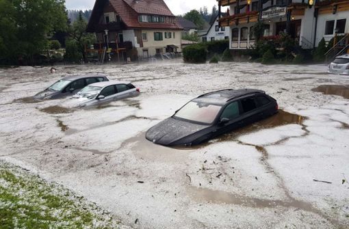 Die Autos auf dem Parkplatz des Hotels Sonnenblick gingen in den Fluten völlig unter. Foto: Aurel Alin Gal