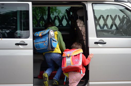 Die Eltern wollen ihre Kinder oft möglichst weit vor die Schule fahren. Foto: dpa-Zentralbild