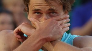 Der gebürtige Hamburger Zverev gewann gegen den Italiener Jannik Sinner und wurde intensiv gefordert. Foto: AFP/VALERY HACHE