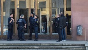 Polizisten stehen vor dem Eingang der Universitätsbibliothek in Mannheim. Foto: dpa/René Priebe