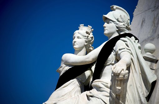 Selbst die Statuen in Nizza tragen Trauer. Foto: EPA