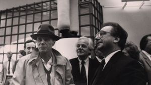 Joseph Beuys (links) 1984 bei der Eröffnung der Neuen Staatsgalerie mit dem damaligen Direktor Peter Beye (Mitte) und dem Ministerpräsidenten Lothar Späth. ( Foto: Thomas Hörner / Kraufmann