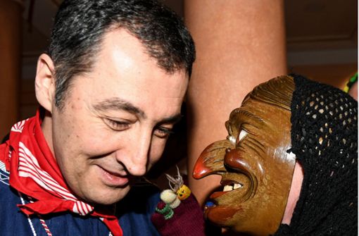 Cem Özdemir wird vor der Verleihung der «Goldenen Narrenschelle» von einer Hexe aus Obernheim geneckt. Foto: dpa