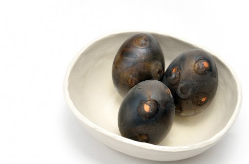 Onsen Eier, auch schwarze Eier genannt, kommen aus Japan und garen dort in Quellen bei konstanten Temperaturen.