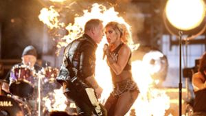 Metallica und Lady Gaga performen bei den Grammy-Awards den Metallica-Song „Moth Into Flame“. Foto: Invision/AP