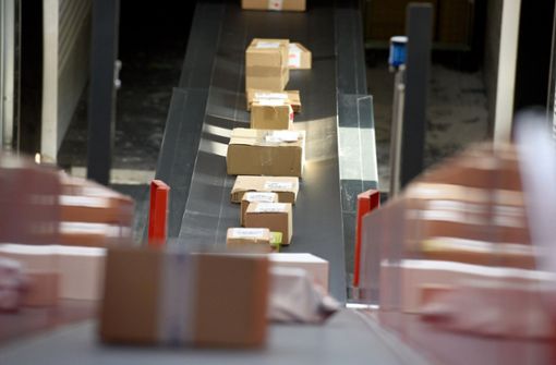 Die Paketbranche in Deutschland  boomt. Aber viele Zusteller, die die Sendungen zu den Kunden bringen, müssen für Mini-Löhne schuften. Foto: dpa-tmn/Rainer Jensen