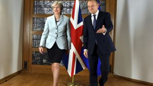 Premierministerin Theresa May (links) und  EU-Ratspräsident Donald Tusk streben wieder in die gleiche Richtung. Foto: AP