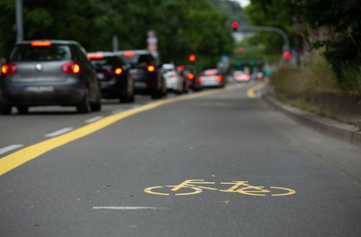 Die gelben Markierungen zeigen an, was Sache ist: Links die Autos, rechts die Zweiräder. Foto: Leif Piechowski