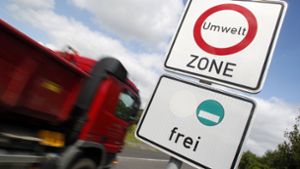 In mehreren Städten Baden-Württembergs wurden die Fahrverbote für ältere Fahrzeuge aufgehoben. (Symbolbild) Foto: dpa/Roland Weihrauch