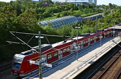 Wegen Bauarbeiten fahren die S-Bahnen in den Sommerferien anders. In Fahrtrichtung Stuttgart halten die Bahnen nicht im Österfeld und an der Universität. Foto: Kai Müller