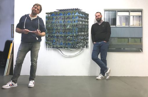 Die Künstler  Marc Dittrich (links) und Jan Jansen in der Ausstellung „Stadtwerk“ in der Stuttgarter Galerie „Schacher – Raum für Kunst“ Foto: Schacher/Schacher