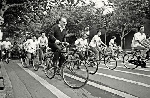 Späth auf dem Rädle: Der Fotograf Burghard Hüdig, der den Ministerpräsidenten auf Reisen begleitete, setzt Späth in Shanghai kurzerhand auf ein Fahrrad. Foto: Burghard Hüdig/Hauptstaatsarchiv Stuttgart