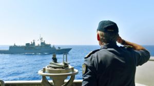 Ein Offizier salutiert während einer Militärübung im östlichen Mittelmeer an Bord eines griechischen Kriegsschiffs Ende August. Foto: dpa/Greek Defense Ministry, StZ
