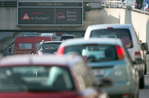 Vom 15. Oktober an könnte wieder Feinstaubalarm in Stuttgart gelten. Autofahrer sollten dann auf Bus und Bahn umsteigen. Foto: dpa