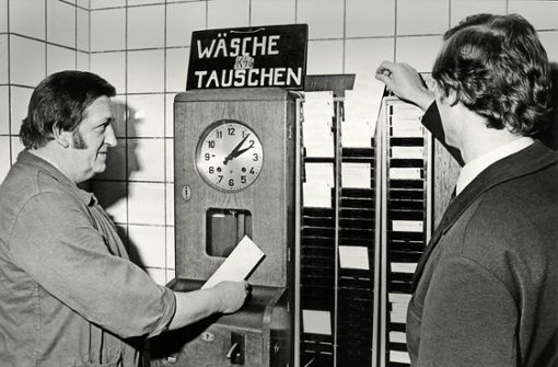 Beim Leverkusener Bayer-Konzern dienten Mitte  der siebziger Jahre Stechuhren  der korrekten  Erfassung der Arbeitszeit. Foto: Roland Scheidemann/dpa