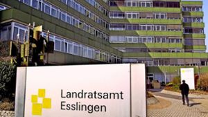 Die Tage des Landratsamts in den Esslinger Pulverwiesen sind gezählt. Das marode Gebäude weicht einem Neubau. Foto: dpa