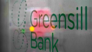Die Pleite der Greensill Bank kommt viele Kommunen teuer zu stehen. Foto: AFP/PATRIK STOLLARZ