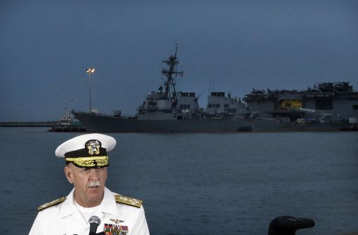 Admiral Scott Swift äußerte sich zum dem Unglück auf einer Pressekonferenz. Foto: AP