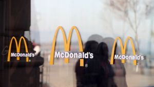 Eine Frau rastet aus, weil sie in einer McDonalds-Filiale keinen Ketchup bekommt (Symbolbild). Foto: GETTY IMAGES