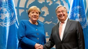 Bundeskanzlerin Angela Merkel (CDU) wird beim UN-Klimagipfel bei den Vereinten Nationen von Antonio Guterres, UN-Generalsekretär, empfangen. Foto: dpa/Kay Nietfeld