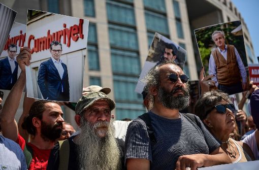 Hier protestieren Türken gegen die Festnahme von Mitarbeitern der Zeitung „Cumhuriyet“, andere tragen ihren Protest auf die Theaterbühne. Foto: AFP