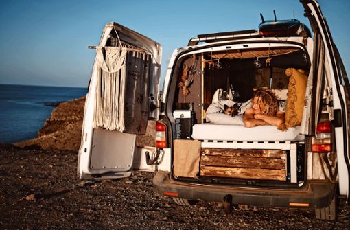 „An einem Tag hat man ein Berghaus, am nächsten Tag hat man ein Strandhaus“: Luca Fröhlingsdorf in seinem Bus auf Fuerteventura Foto: Luca Fröhlingsdorf