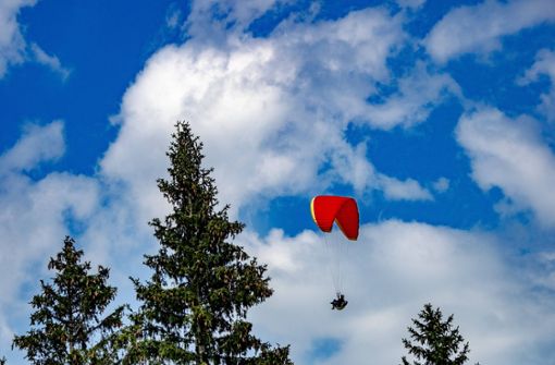 Beim Landemanöver kam plötzlich Wind auf – und der 28-Jährige landete in einem Baum (Symbolbild). Foto: IMAGO/Norbert Neetz