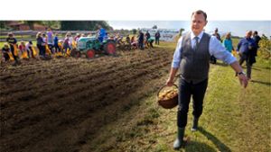 Hilft auch mal medienwirksam bei der Kartoffelernte mit: Thüringens Regierungschef Bodo Ramelow. Foto: picture alliance/Michael Reichel
