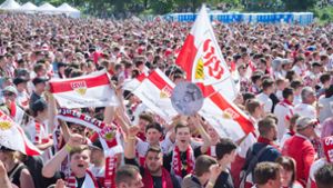 Die Fans des VfB Stuttgart auf dem Cannstatter Wasen Foto: Lichtgut - Oliver Willikonsky