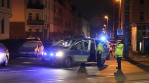 Polizisten stehen an einer durch ein Polizeifahrzeug blockierten Straße. Das Landeskriminalamt Sachsen hat am Mittwochmorgen eine groß angelegte Razzia in Dresden und Leipzig gestartet Foto: dpa