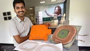 Kumar Selvarayan mit seinen Spulen, die die E-Auto-Welt verändern könnten. Foto: Ines Rudel