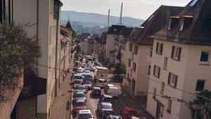 Wenn auf der Talstraße Stau ist, weichen die Autofahrer in die angrenzenden Wohngebiete wie hier in Gaisburg aus. Foto: Jürgen Brand