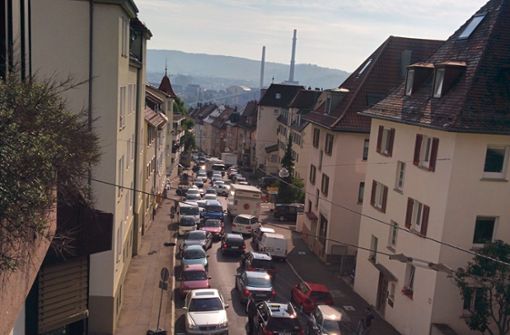 Wenn auf der Talstraße Stau ist, weichen die Autofahrer in die angrenzenden Wohngebiete wie hier in Gaisburg aus. Foto: Jürgen Brand