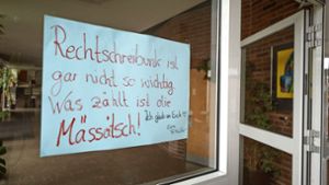 Nicht alles ist anders unter Pandemiebedingungen: Schülern wird  für die Prüfung alles Gute gewünscht. Foto: Gottfried Stoppel