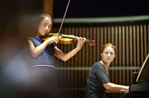 Teil der Kulturnacht: Jessica Liu (links) und Alla Varkucs   in der Musikschule Foto: Gottfried Stoppel