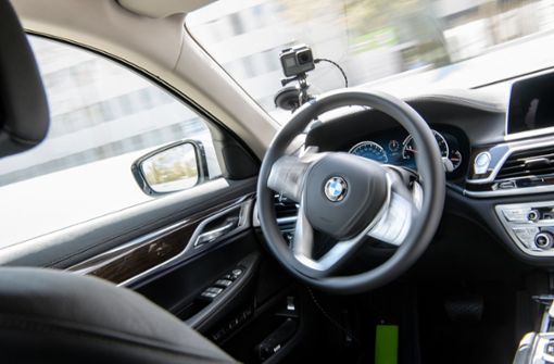 In Sachen autonomes Fahren schließen sich die Autobauer Daimler und BMW künftig zusammen. Foto: dpa
