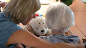 Allein in der Altenpflege waren 2015 laut Pflegebericht der Bundesregierung 19000 Stellen offen. – ein Fünftel mehr als im Vorjahr. Foto: dpa