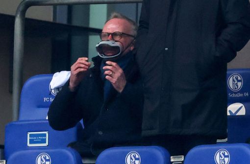 Bayerns Vorstandschef Karl-Heinz Rummenigge mit Spezialmaske beim Auswärtsspiel auf Schalke. Foto: imago/Stefan Matzke