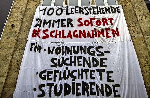 Protestplakat an der Haußmannstraße Foto: Lichtgut/Leif Piechowski